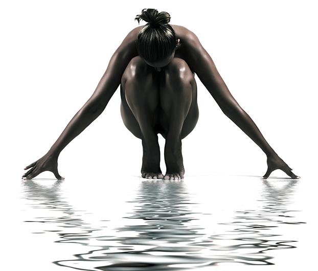 femme accroupi dans l'eau
